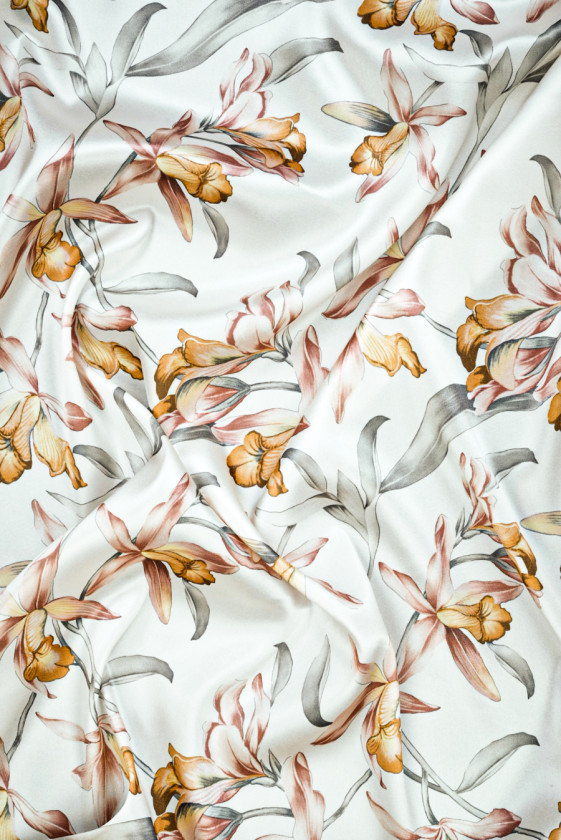 Seidensatin mit pastellfarbenen Blumen