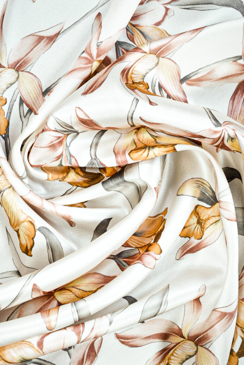 Seidensatin mit pastellfarbenen Blumen