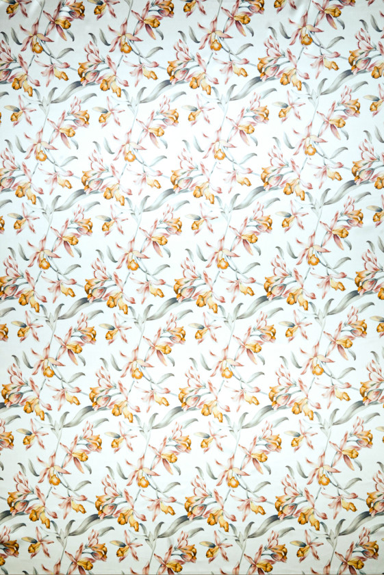 Seidensatin mit pastellfarbenen Blumen