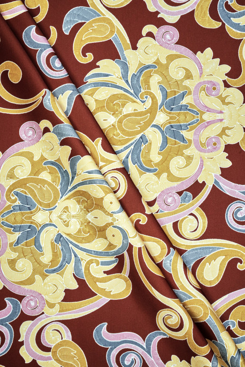 Braune Viskose mit großen Ornamenten