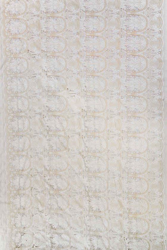 Hímzés bézs batistán