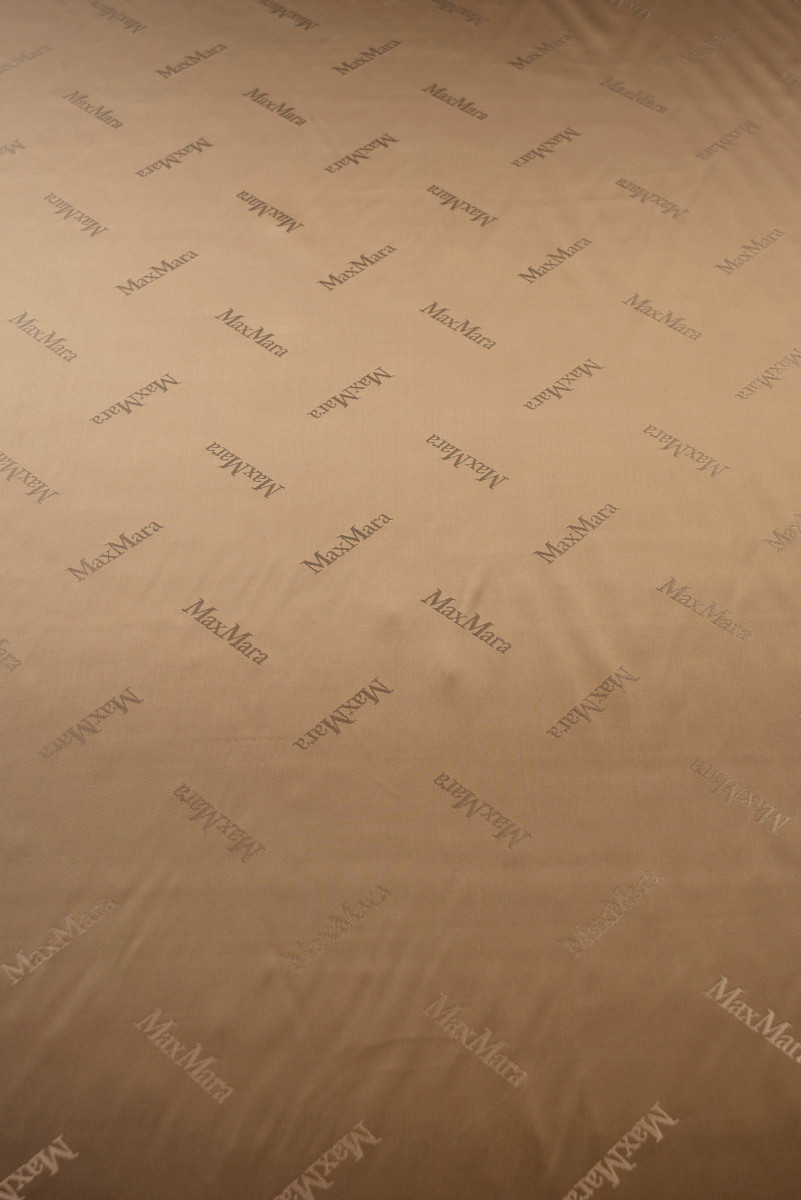 Signatur for beige med en dråbe pink KUPON 55cm