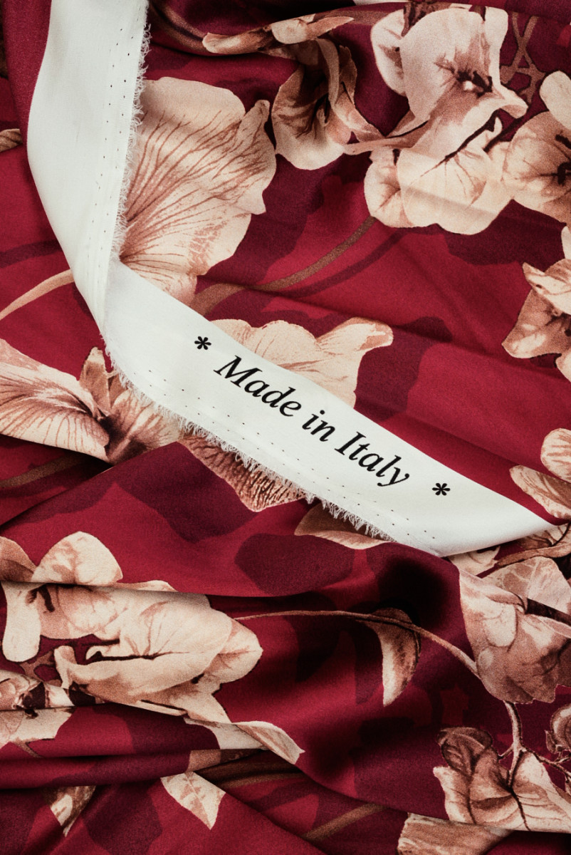 Zīda satīns ķiršu varavīksnenē