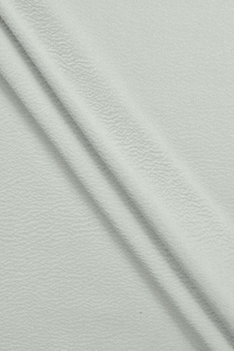 Pārklāta alpaka ar vilnu gaiši pelēkā krāsā