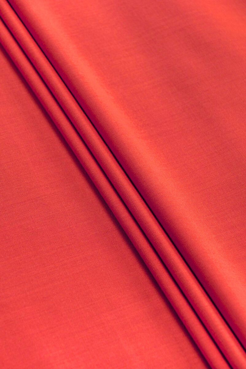Lana de vestuario rojo claro
