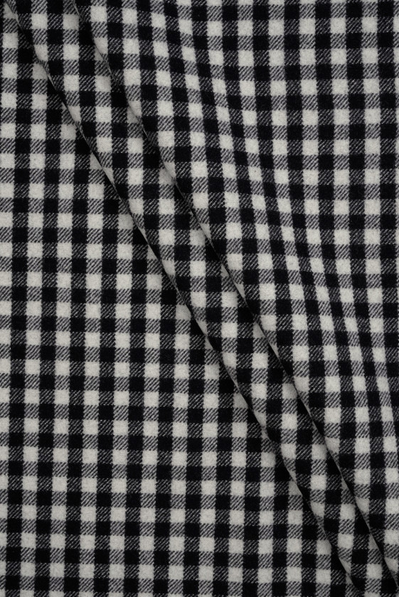 Melnā un krējuma režģa vilna