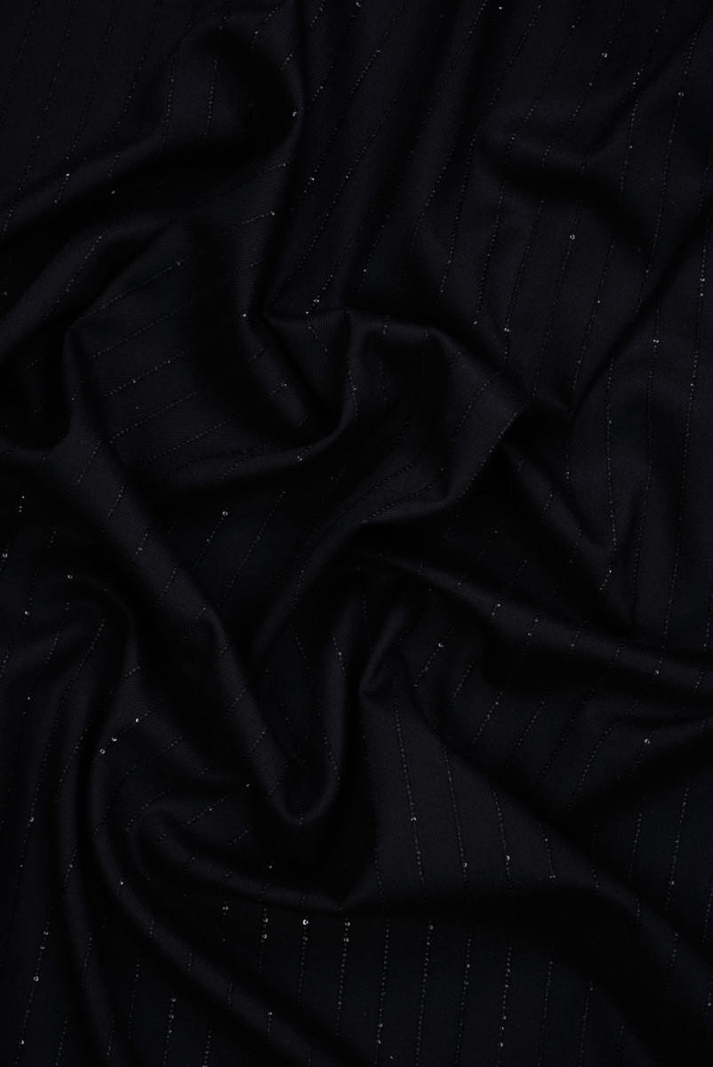 Materialul costumului cu paiete negre