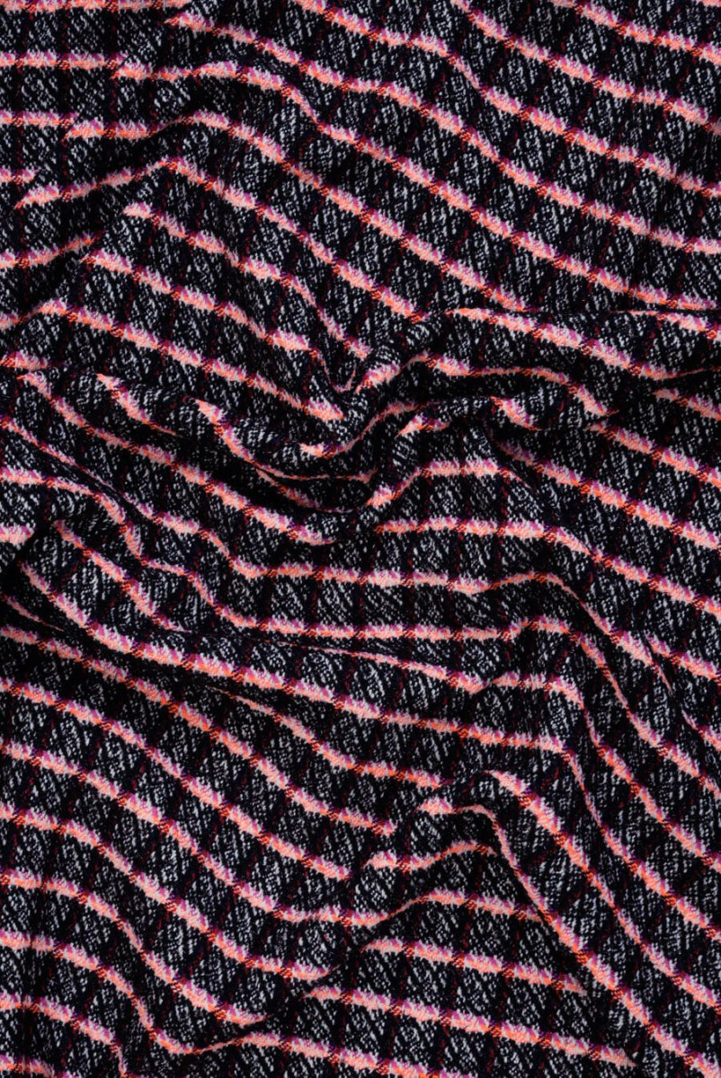 Materialul costumului Chanel, în carouri neon