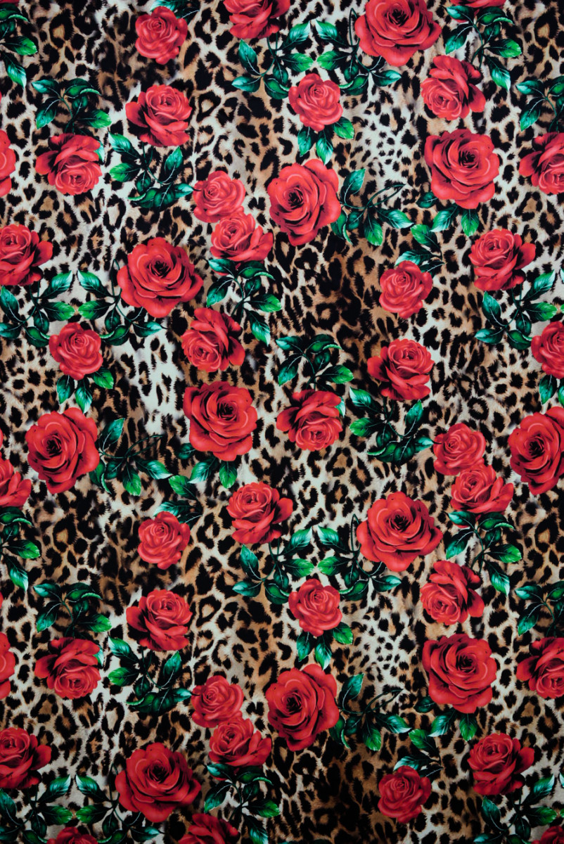 Satin léopard de soie et roses