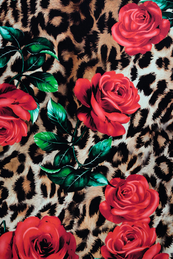 Silkeleopardsatin og roser