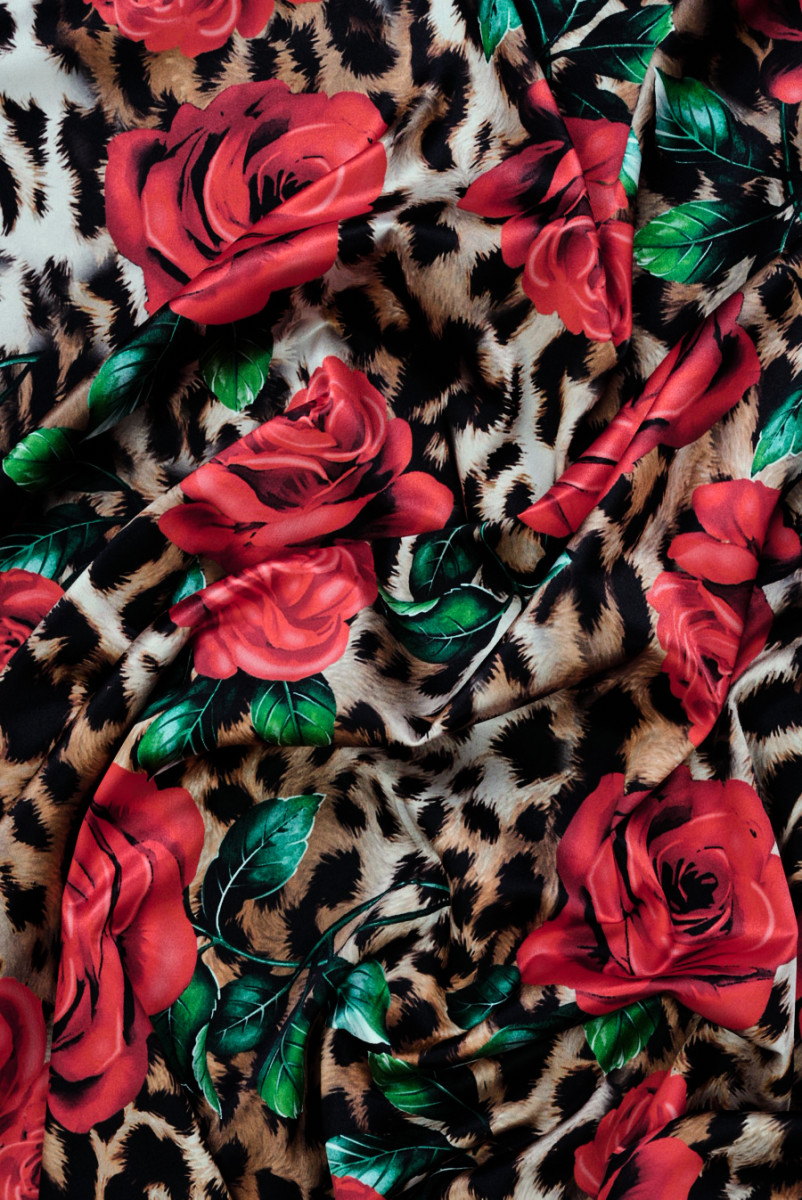 Šilkas, leopardas, satinas ir rožės