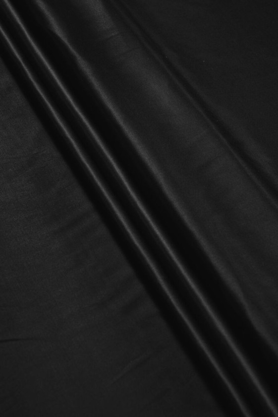 Costume di seta nera di raso