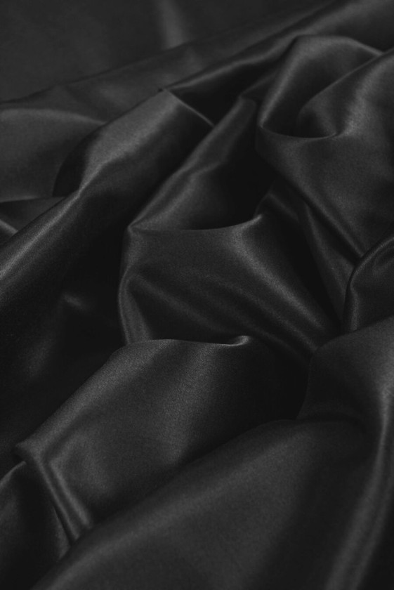 Costume di seta nera di raso