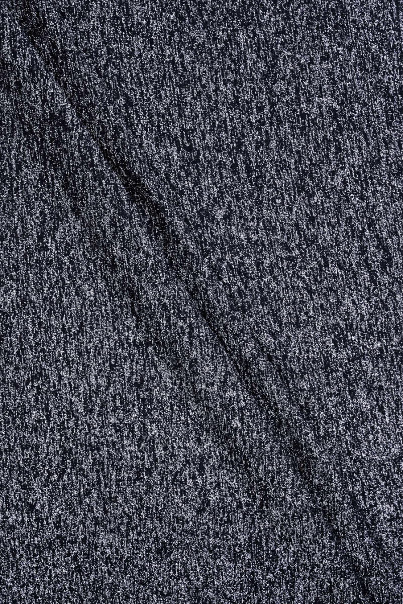 Glänzend schwarzer Strickstoff