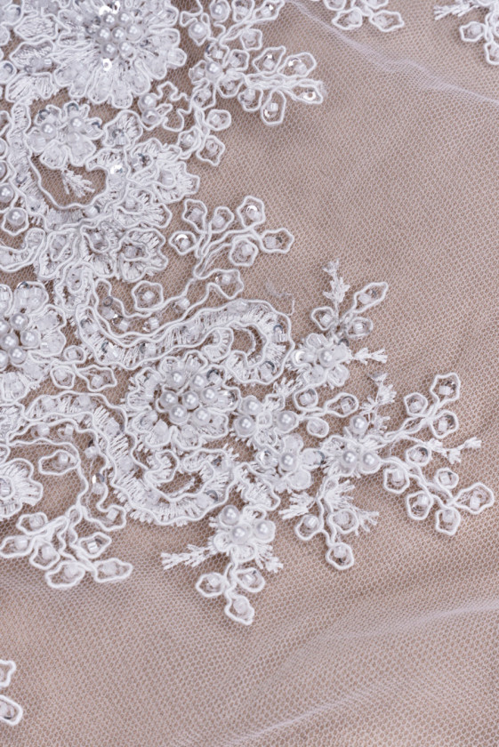 Pizzo color crema con perline