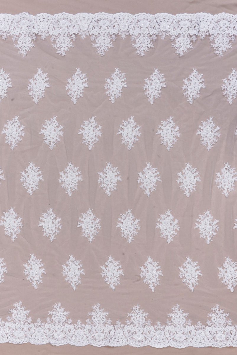 Kreemjas helmestega pits