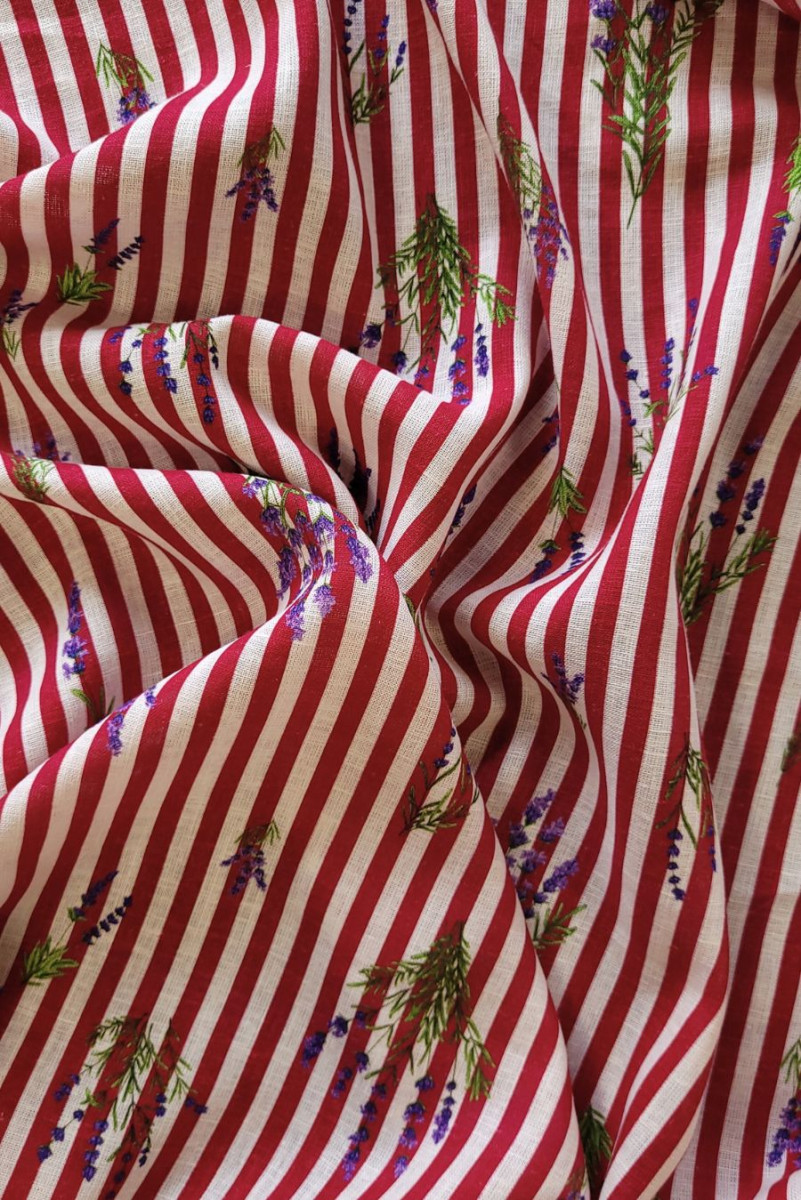 Linane puuvillaste triipude ja lilledega