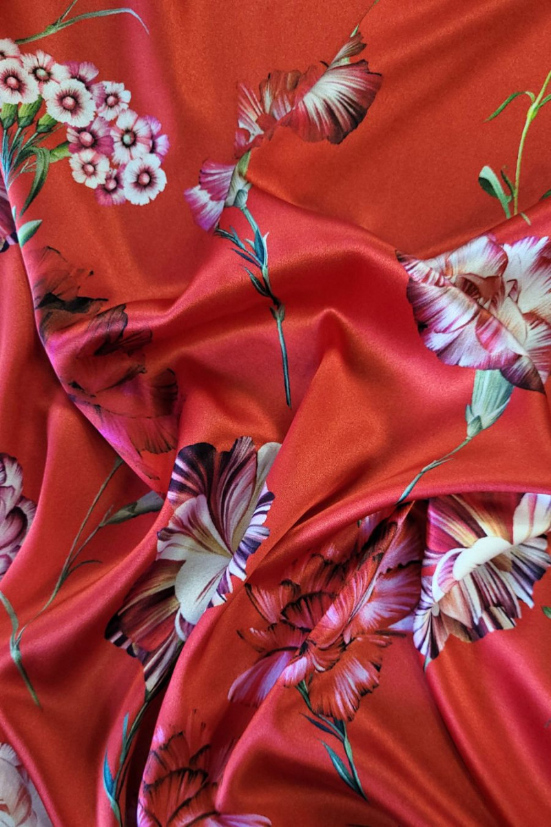 Roter Seidensatin mit Nelken