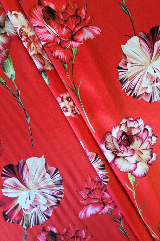 Satin de soie rouge avec des clous de girofle