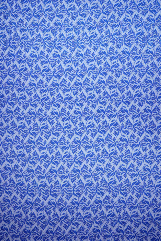 Jacquard-Seide mit kornblumenblauen Blumen