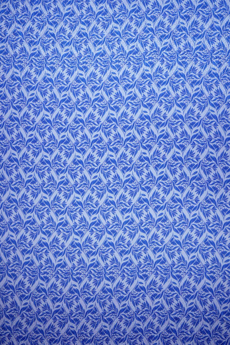 Jacquard-silke med kornblomstblå blomster