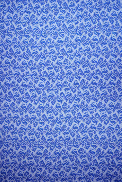 Jacquard-silke med kornblomstblå blomster