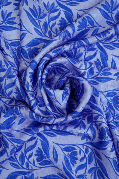 Jacquard-silke med kornblomstblå blomster