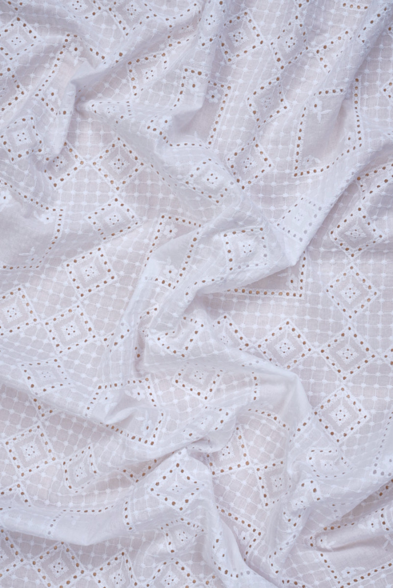 Batyst biały w geometryczny haft