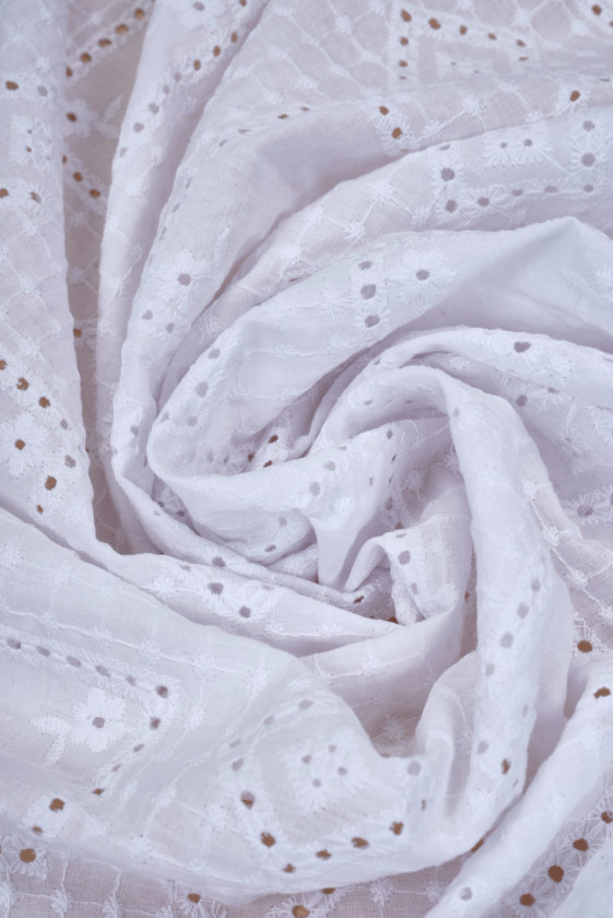 Batyst biały w geometryczny haft