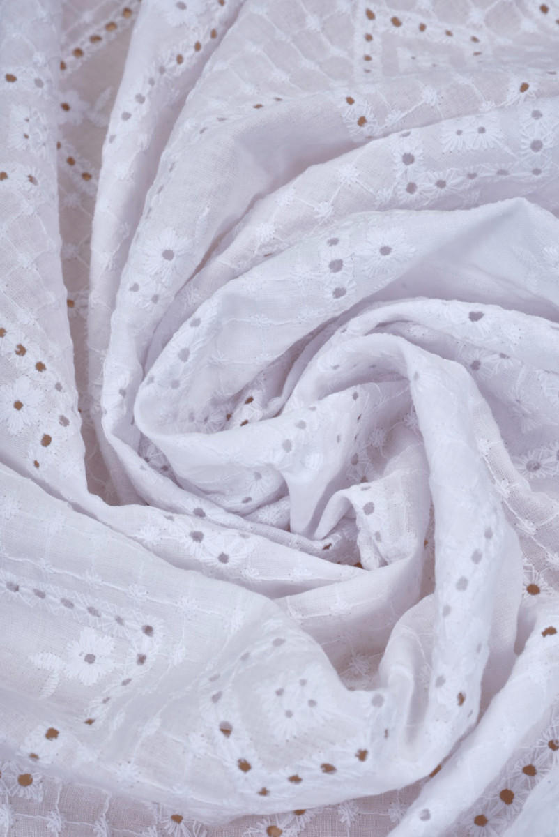 Batyst biały w geometryczny haft