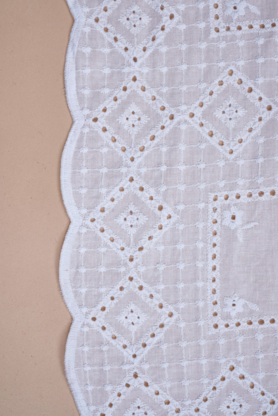 Batyst biały w geometryczny haft