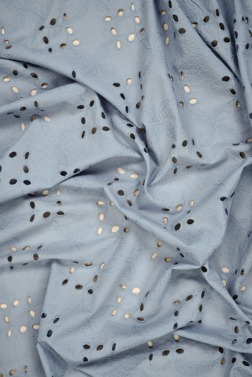 Bestickter blauer Batist