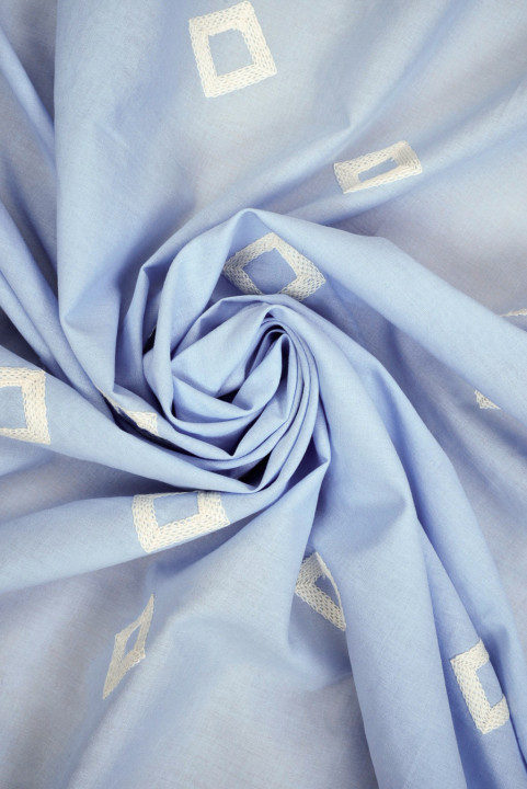 Batisas siuvinėtas su rombais