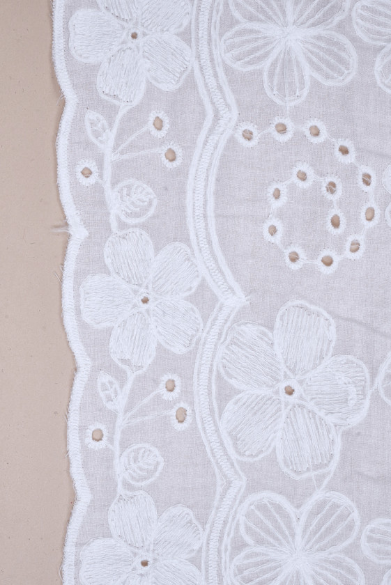 Batyst śmietanowy haftowany