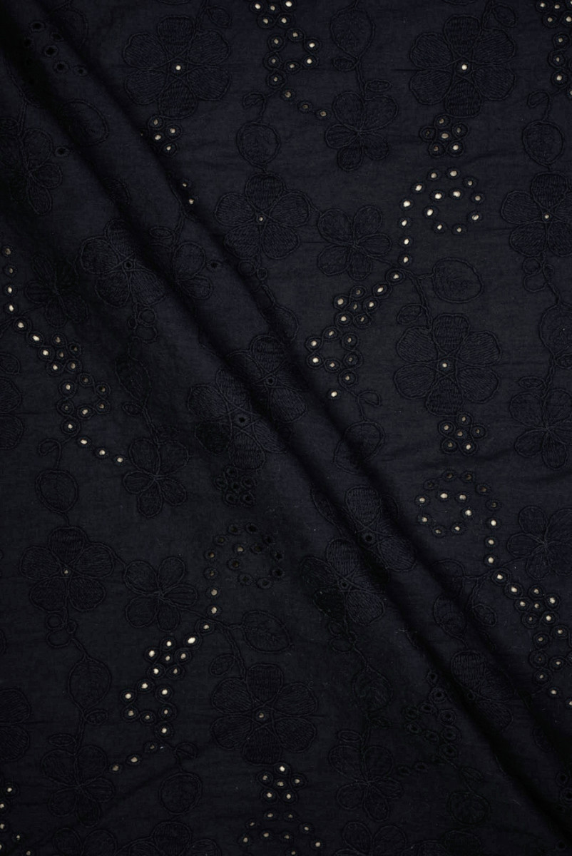 Batist zwart geborduurd