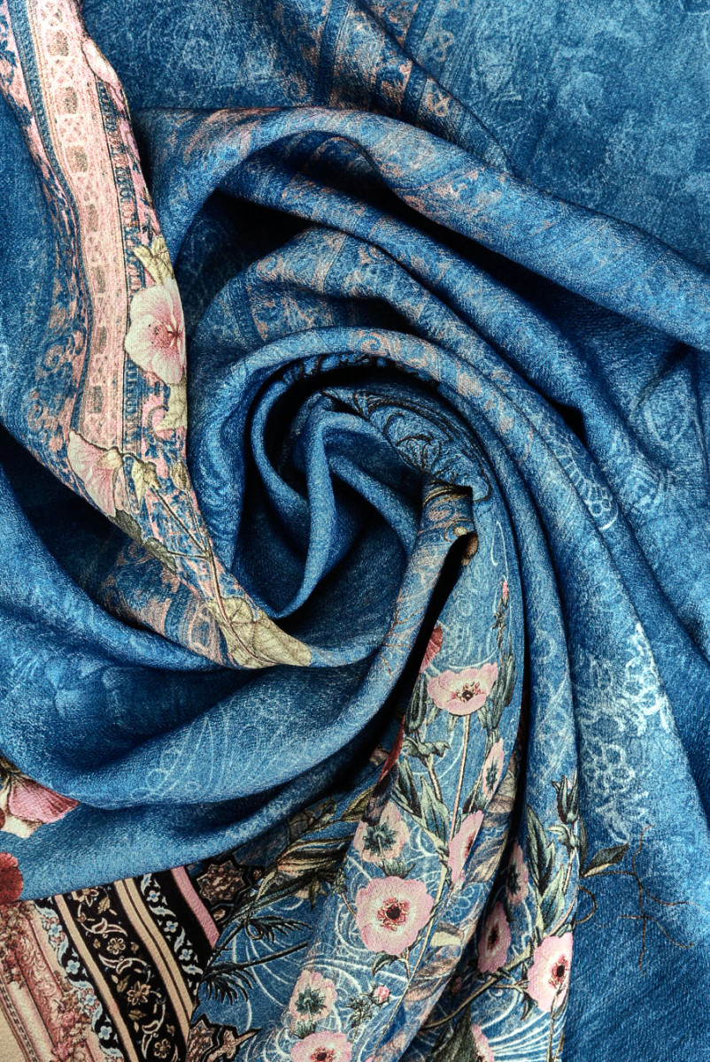 Wiskoza w ornamenty niebieska