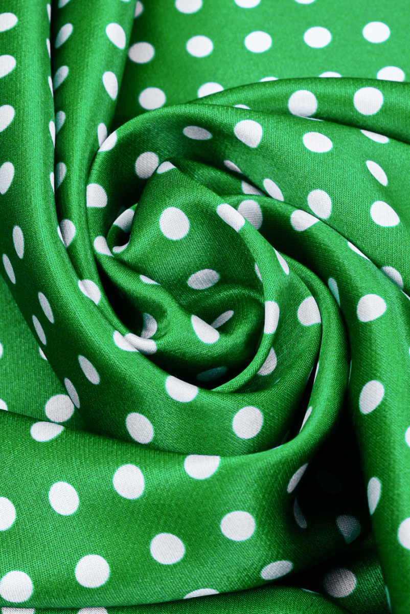 Satyna wiskozowa w kropki zielona