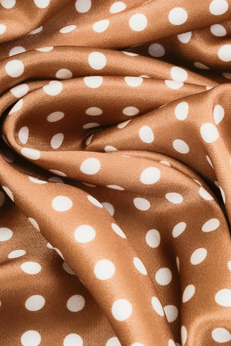 Satyna wiskozowa w kropki kamelowa