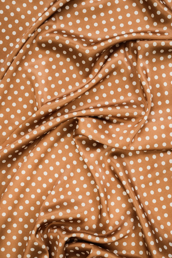 Satyna wiskozowa w kropki kamelowa
