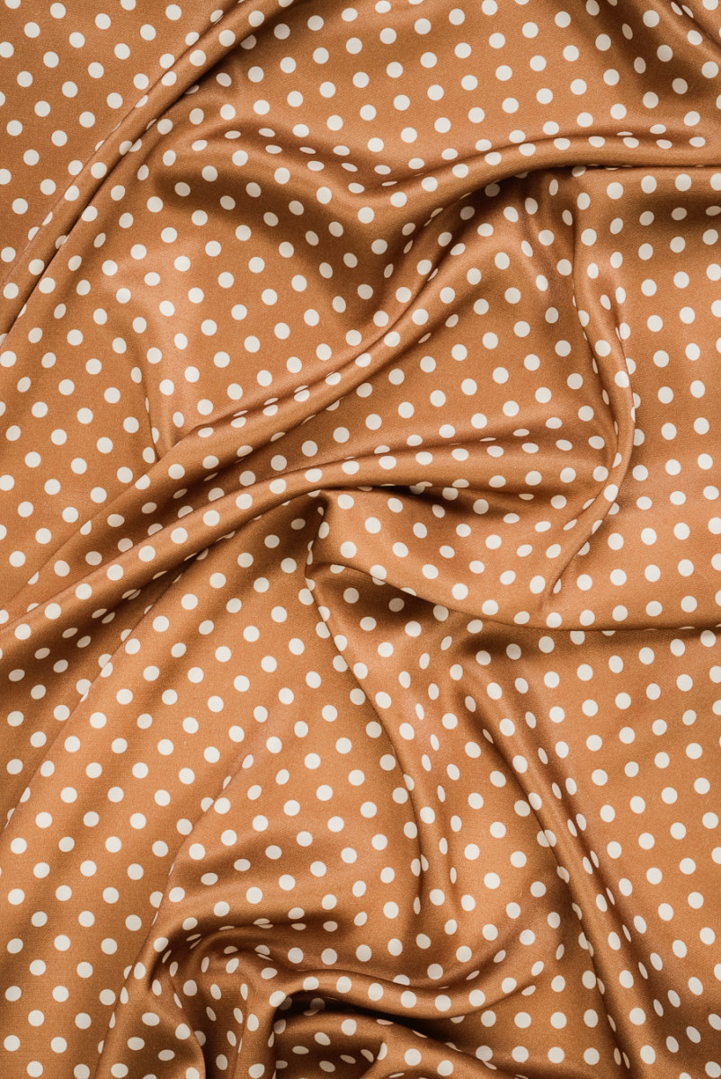 Satyna wiskozowa w kropki kamelowa