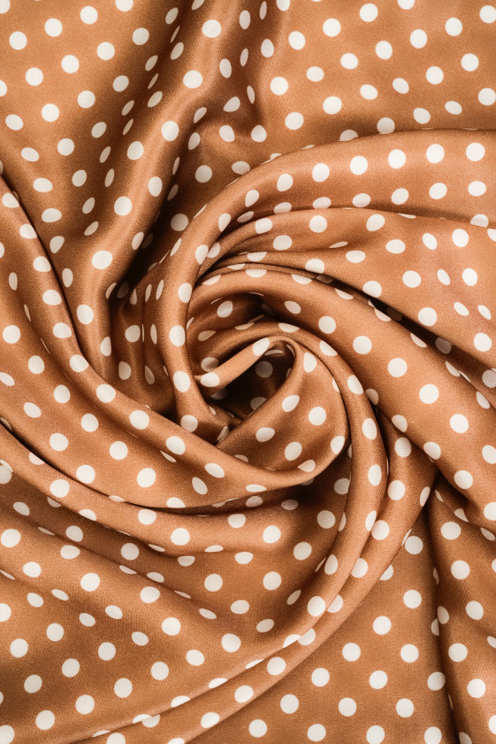 Satyna wiskozowa w kropki kamelowa