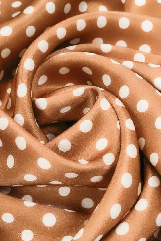 Satyna wiskozowa w kropki kamelowa