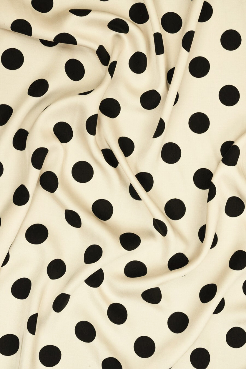 Smėlio spalvos viskozė su juodais polka taškais