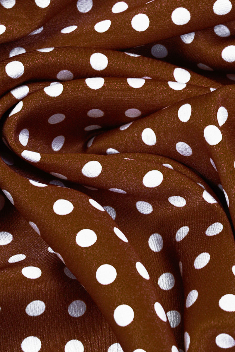 Satyna wiskozowa w kropki brązowa