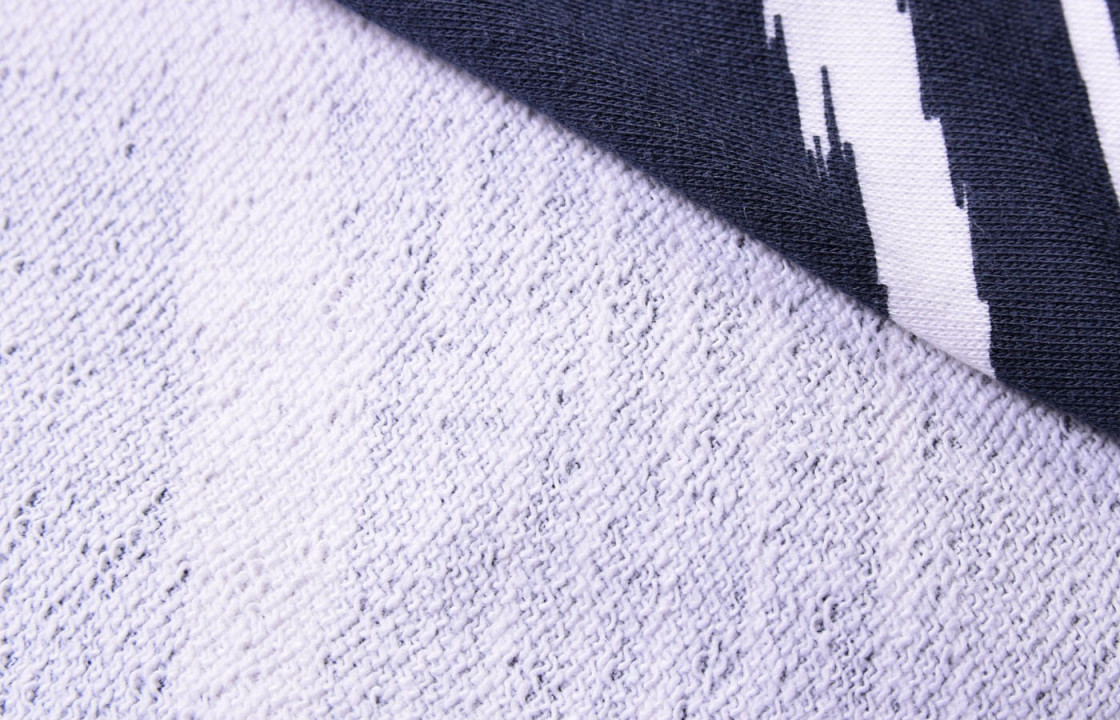 Tejido de sudadera blanco y azul marino