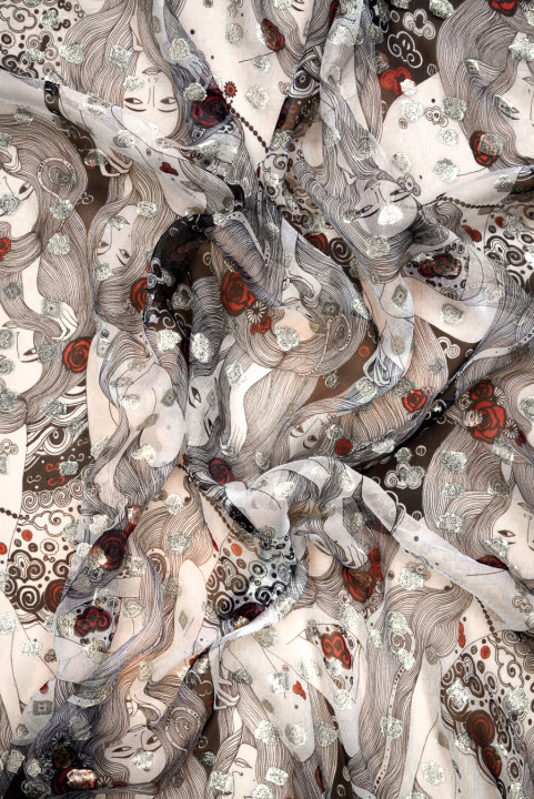 Seidenchiffon gekräuselt mit floralen Motiven