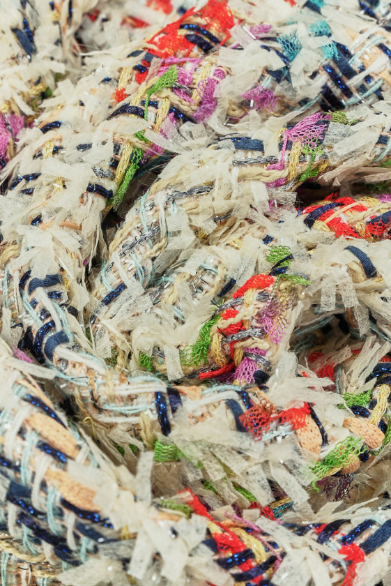 Tkanina typu chanel kremowa z kolorowymi nitkami