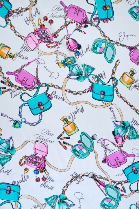 Satén de seda con dibujos de bolsos y perfumes
