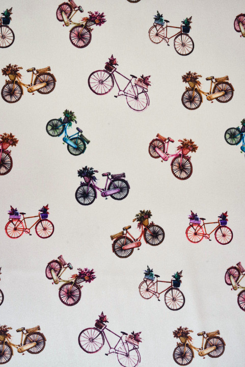 Satén de seda con bicicletas sobre fondo crema
