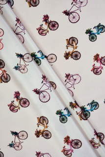 Satén de seda con bicicletas sobre fondo crema